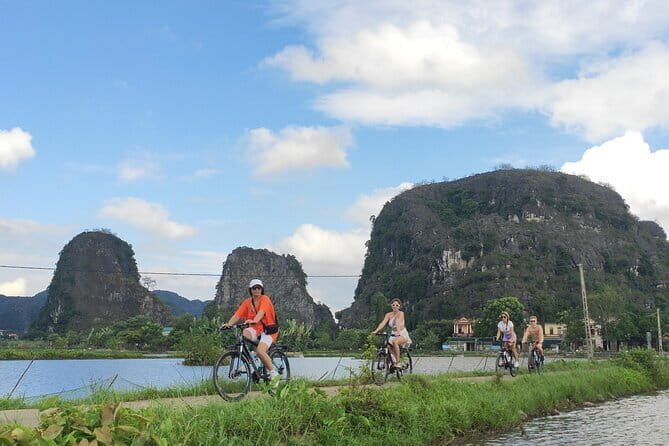 Full-Day Ninh Binh Group of 9 Guided Tour Mua Cave Tam Coc Hoa Lu - An Inside Look at the Full-Day Ninh Binh Tour