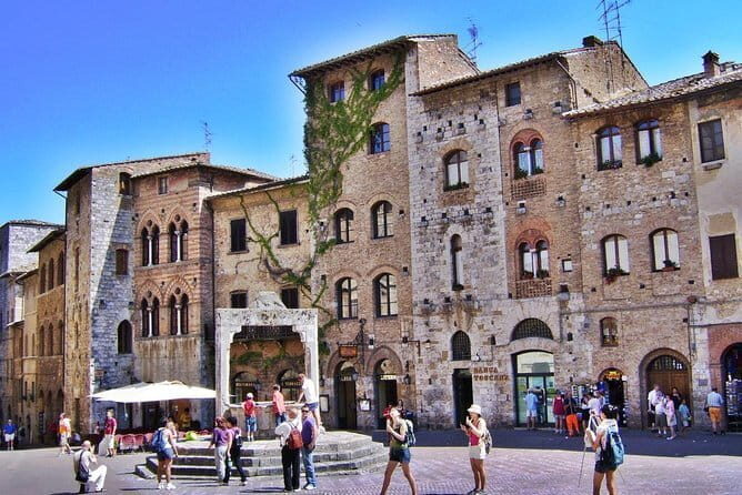 Full Day Tour to Val d'Orcia and Gladiator's Fields with Wines - FAQs
