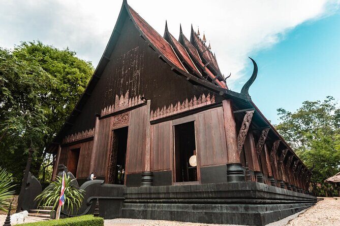 Full Day Tour White Temple Black House and Blue Temple with Lunch - FAQs