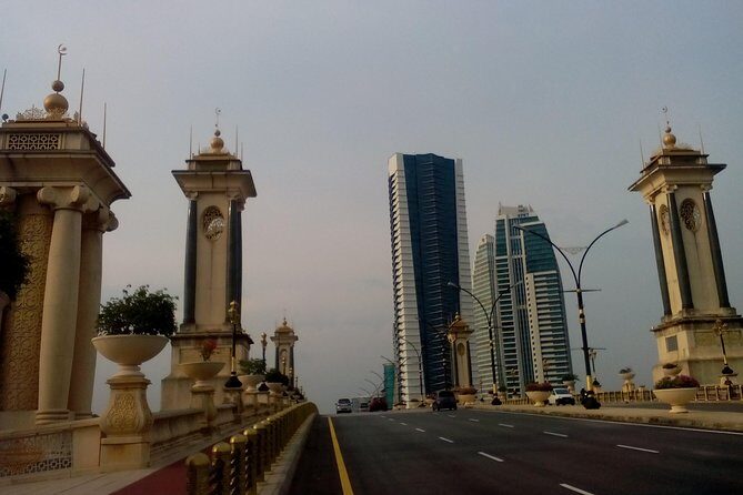 Garden City of Putrajaya, Pink Mosque, Lake Boat Joyride(Guided) - Visiting Batu Caves to Conclude the Day