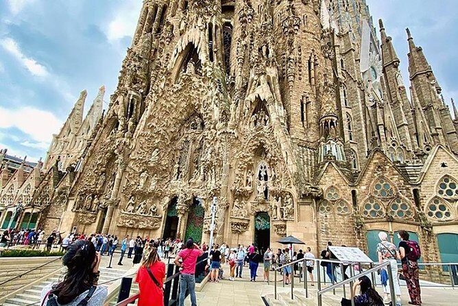 Gaudí Essential : Sagrada Familia Guided Tour - Exploring the Itinerary in Detail