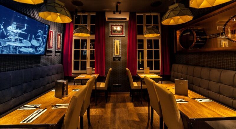 Gdansk: Legendary Burger and Zywiec Beer at Hard Rock Cafe - Is It Worth It?