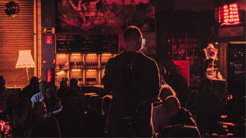 GET UP Comedy in Hamburg - Life is too short not to laugh! - Who Should Consider This Experience?