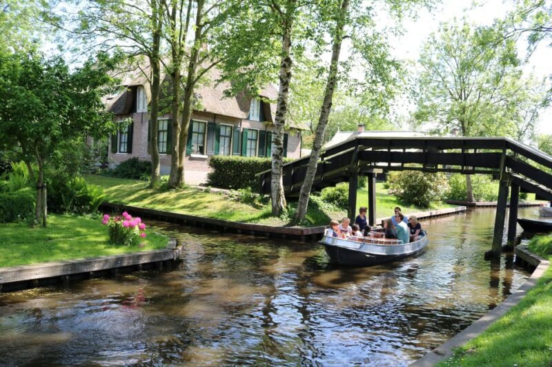 Giethoorn: 2,5 Hours 7 persons boat steeringwheel + cushions - Authentic Experiences & Local Insights