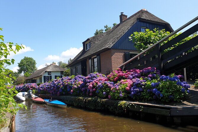 Giethoorn and Zaanse Schans Day Tour with Small Boat Ride - Discovering Zaanse Schans: Windmills, Clogs, and Cheese