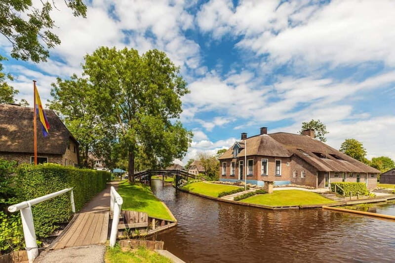 Giethoorn: Canal Cruise & lake Tour & Sightseeing Village - Starting Point & First Impressions