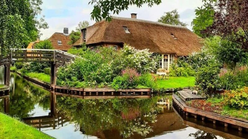 Giethoorn: Canal Cruise with Drop-Off in City Center - Key Points