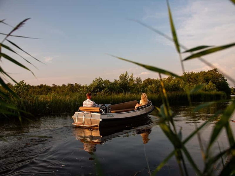 Giethoorn centre: Private tour with local tourguide - An in-depth look at the Giethoorn private boat tour