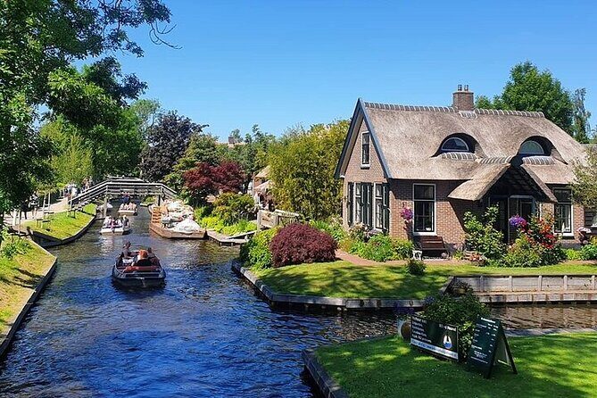 Giethoorn Day Tour from Amsterdam with Small Boat Ride - The Journey to Giethoorn: What to Expect