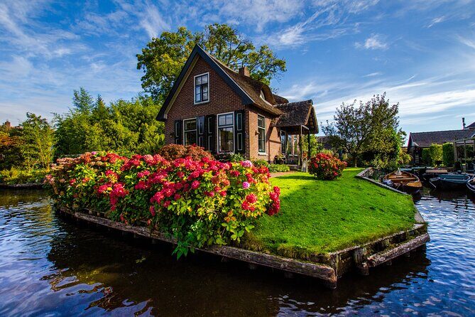 Giethoorn: Highlights Canal Cruise and Sightseeing Village - An In-Depth Look at the Giethoorn Tour
