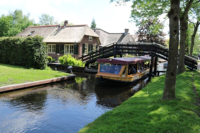 Giethoorn: Private Guided Canal Cruise with Coffee and Tea - An In-Depth Look at the Giethoorn Private Canal Cruise