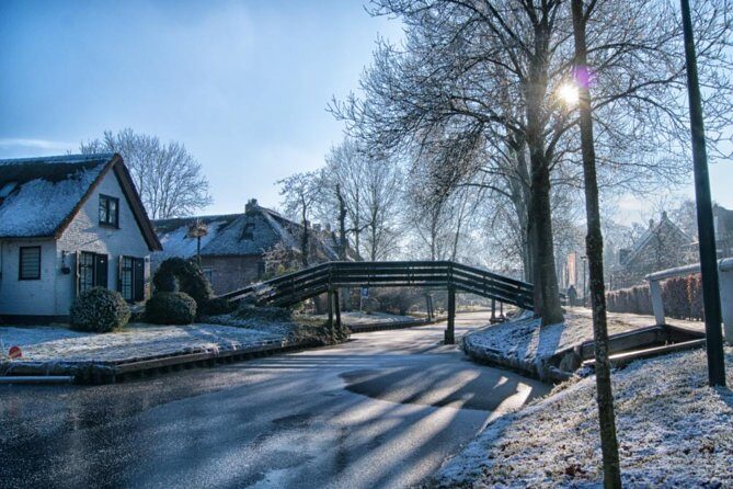 Giethoorn Private Tour Guide Giethoorn in luxury Jaguar S Type - Key Points