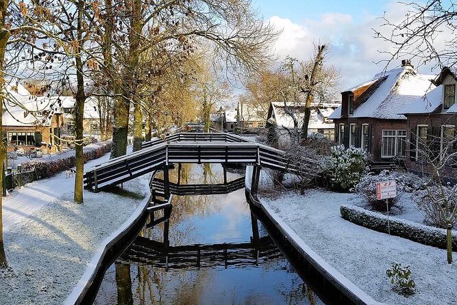Giethoorn Private Tour Guide Giethoorn in luxury Jaguar S Type - FAQ