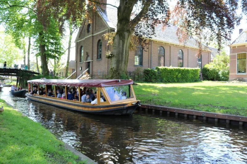 Giethoorn: Village & National Park Canal Cruise with Coffee - FAQs