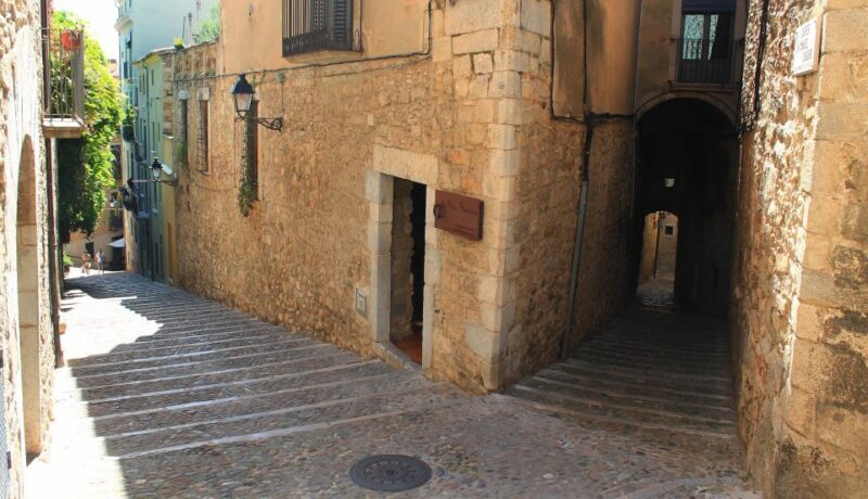 Girona: Small Group Jewish History Tour of Girona and Besalú - Diving into the Experience