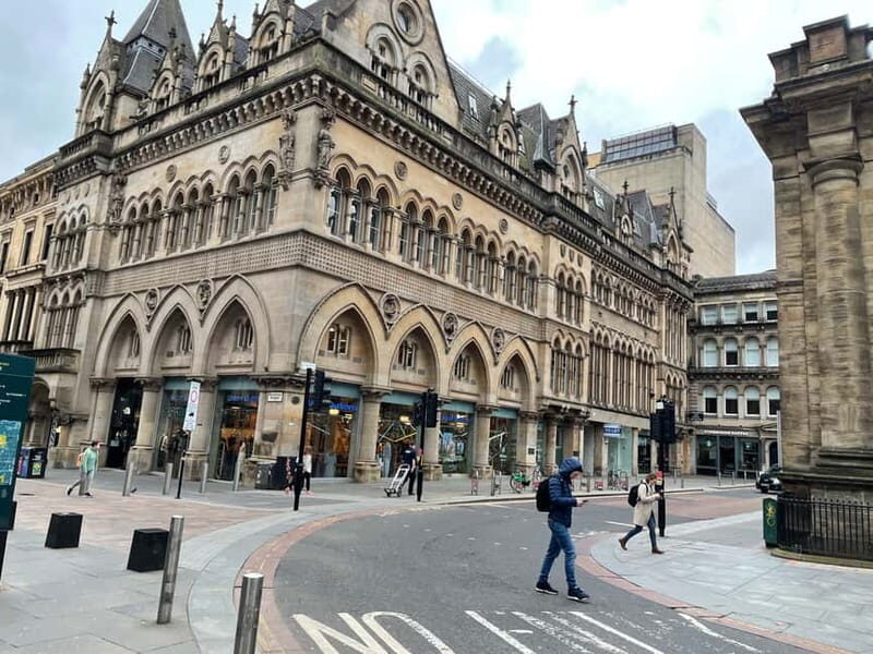 Glasgow: Walk The streets with a professional actor as guide - Value for Money