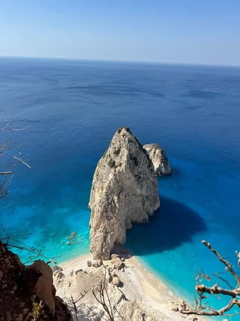 Glass boat cruises to spot turtles - Key Points