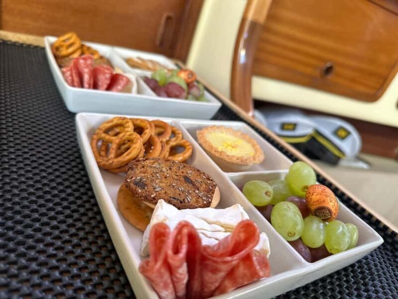 Gold Coast: Afternoon Sailing Cruise incl food & drinks - Food and Drinks: A Toast to Leisure