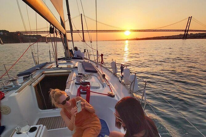 Golden Hour Boat Tour - Sailing by the Monuments with Wine - Key Points
