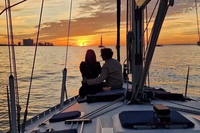 Golden Hour Boat Tour - Sailing by the Monuments with Wine - The Itinerary: A Closer Look at the Highlights