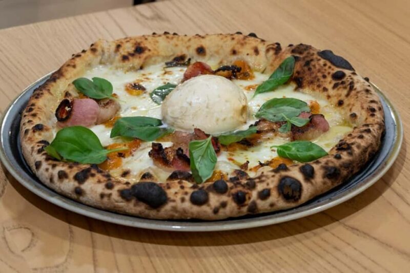 Gourmet Pizza Experience with Drinks and Dessert in Lecce - Key Points