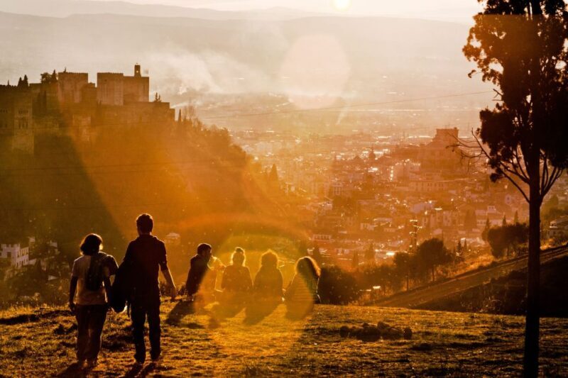 Granada: Albaicín and Sacromonte Guided Sunset Walking Tour - An In-Depth Look at the Sunset Walking Tour