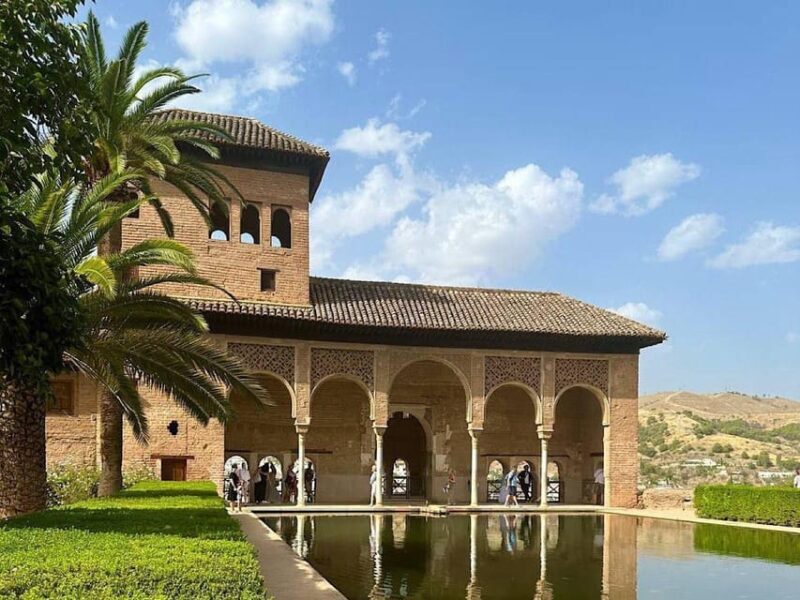 Granada: Albaicin and Sacromonte Guided Walking Tour - Key Points