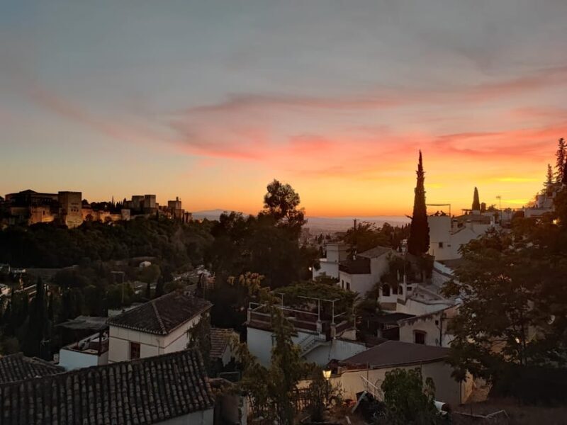 Granada: Albaicín and Sacromonte Sunset Tour & Flamenco Show - Key Points