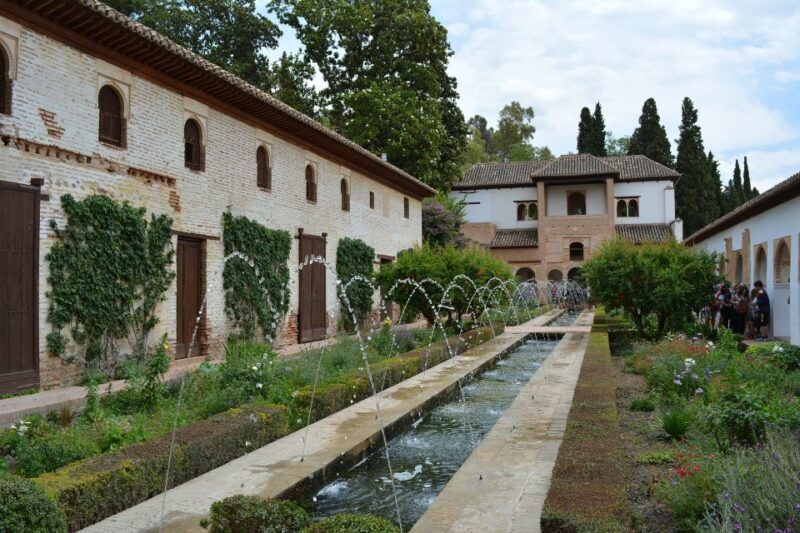 Granada: Alhambra and Generalife Gardens Guided Tour - The Gardens and End of the Tour