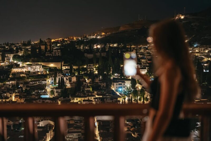 Granada: Alhambra and Nasrid Palaces Guided Tour at Night - Key Points