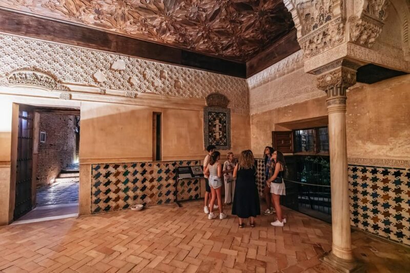 Granada: Alhambra and Nasrid Palaces Guided Tour at Night - The Experience in Detail