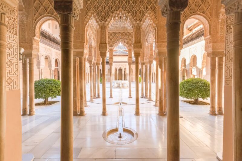 Granada: Alhambra, Generalife & Albaicin Private Tour - The Experience in Detail