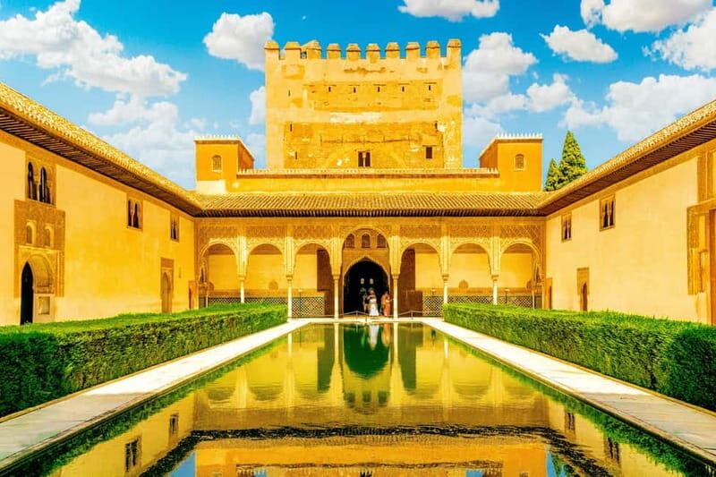 Granada: Alhambra, Generalife & Nasrid Palaces Guided Tour - Starting Point and Logistics