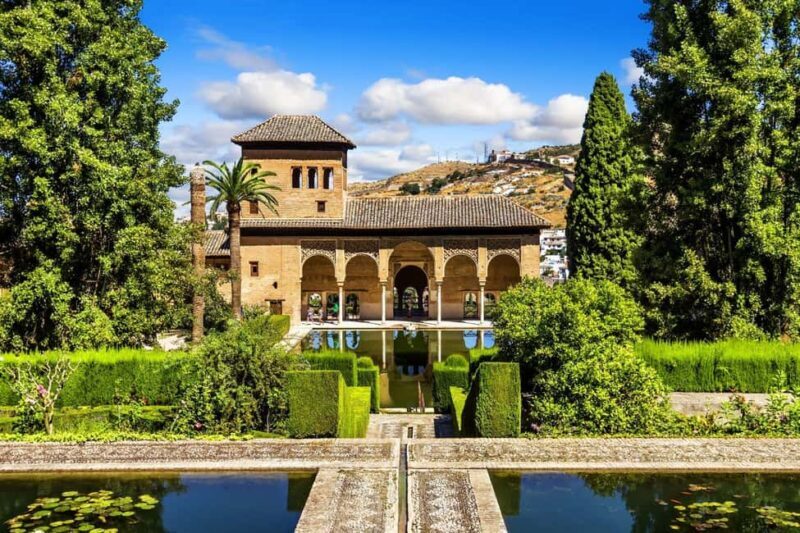 Granada: Alhambra, Nasrid Palaces & Gardens guided Tour - Key Points