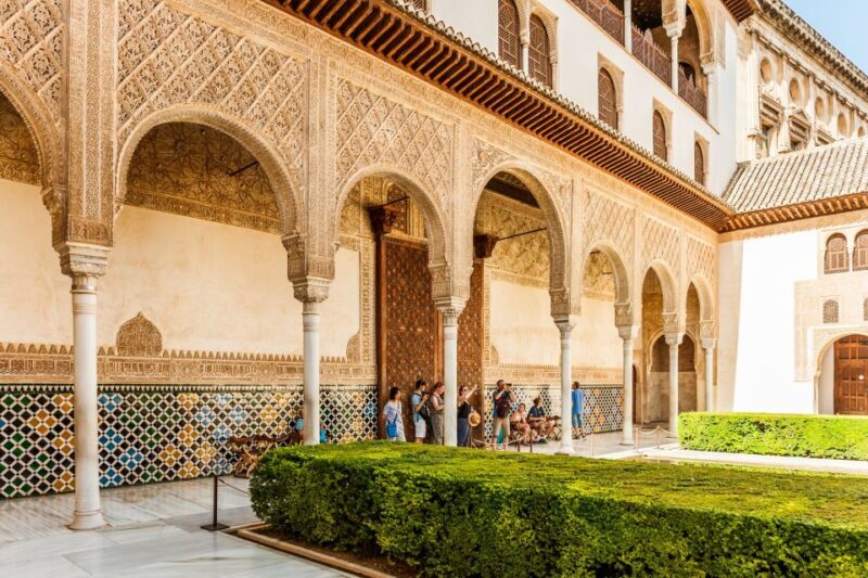 Granada: Alhambra & Nasrid Palaces Tour with Tickets - Who This Tour Is Perfect For