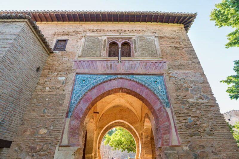 Granada: Alhambra Ticket and Guided Tour with Nasrid Palaces - The Guided Experience: What to Expect