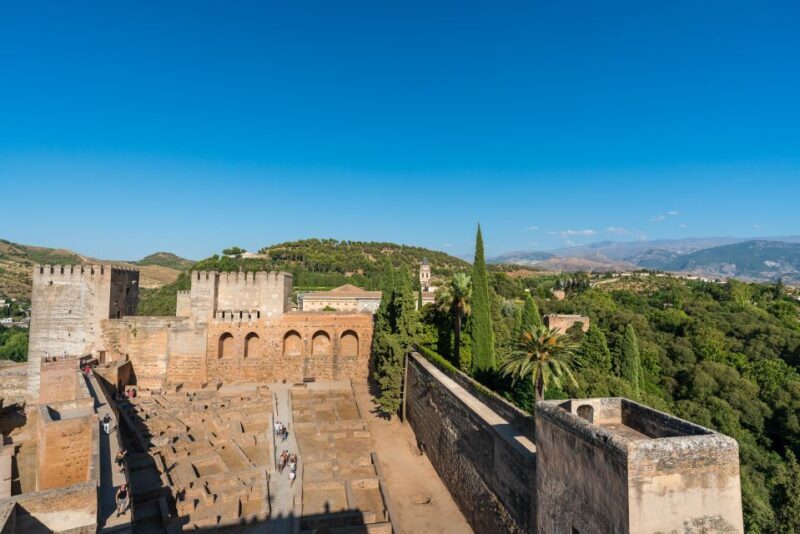Granada: Alhambra Ticket and Guided Tour with Nasrid Palaces - Tour Length and Group Size