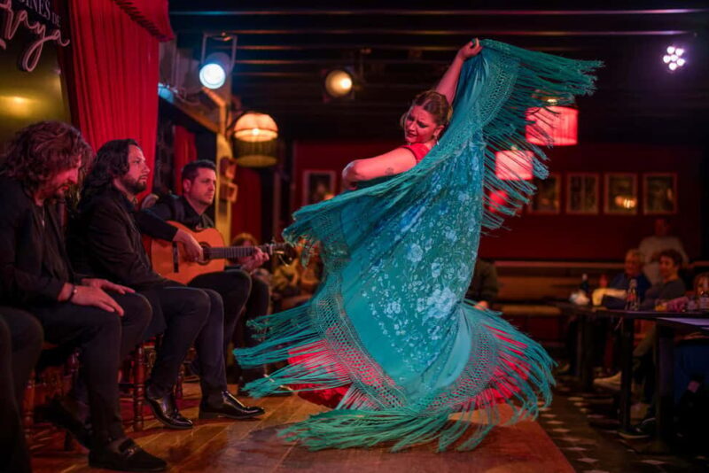 Granada: Flamenco Show with Dinner at Jardines de Zoraya - Key Points