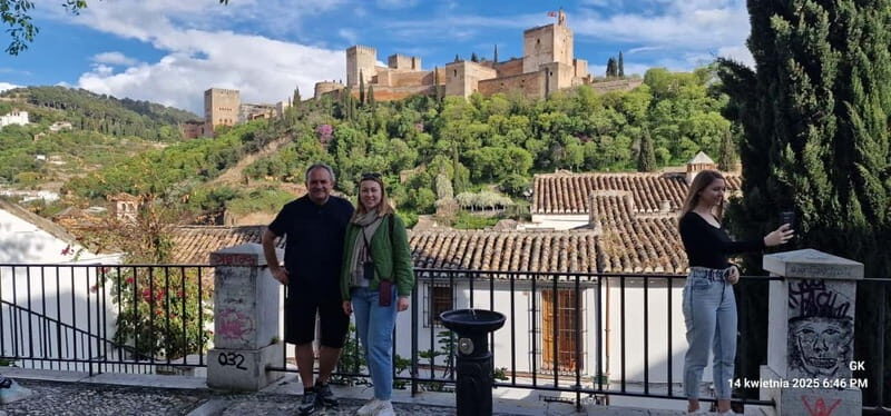 Granada: Guided City Tour with a Local Enthusiast - Key Points