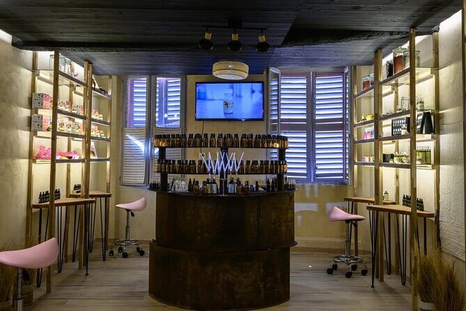 Grasse: 100% natural perfume creation workshop - The Raw Materials and Creative Process