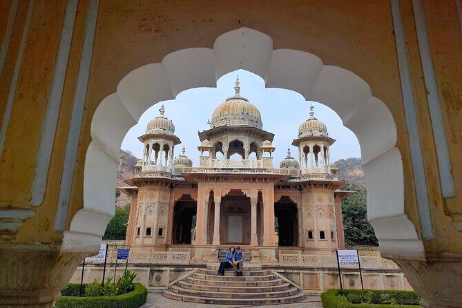 Guide Service - Discovering Jaipur’s Market Scene in Style