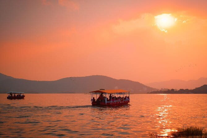 Guided Ghat Walk Experience with Boat Ride in Udaipur with a local - The Experience Breakdown: What to Expect