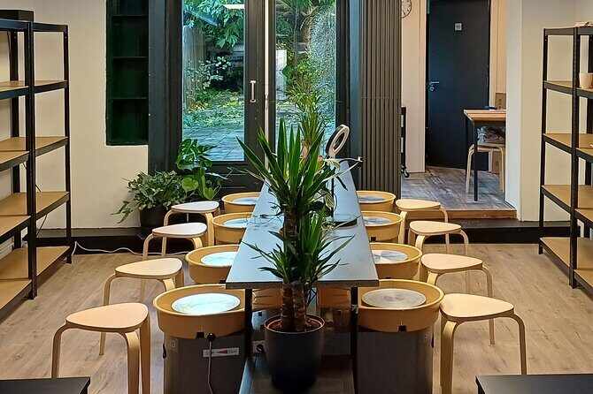 Guided Pottery Workshop on a Turntable in Choorstraat - An In-Depth Look at the Pottery Workshop Experience