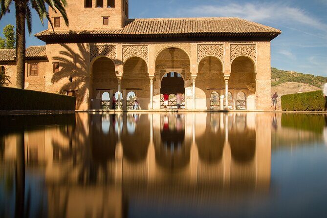 Guided Tour Alhambra, Generalife and Alcazaba without Nasrid Palaces - Reflecting on the Value