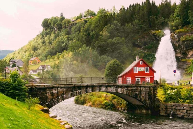 Guided tour: Hardangerfjord, Waterfalls and Ferry crossing - The Magic of the Fjord: Ferry Crossings