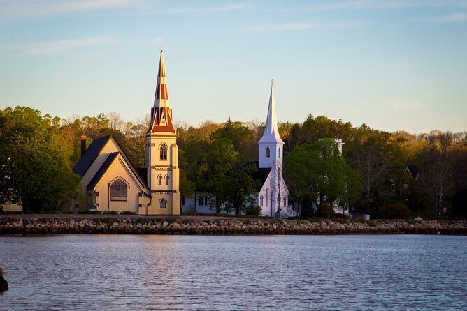 Guided Tour Lunenburg, Mahone Bay and Ovens Park from Halifax - First Stop: Lunenburg
