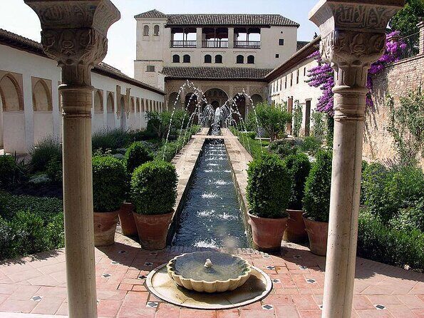 Guided tour of Alhambra and Generalife with Nasrid Palaces - Key Points