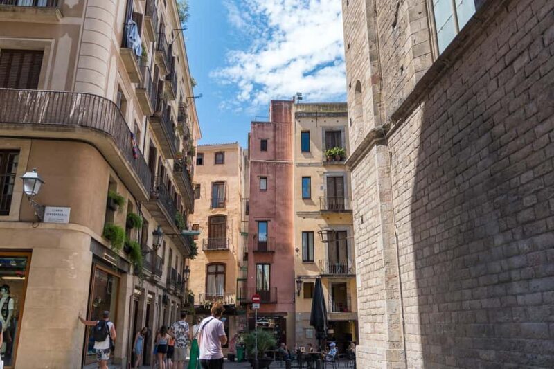 Guided tour of Barcelona in French (Old Town & Instagram spots) - FAQs