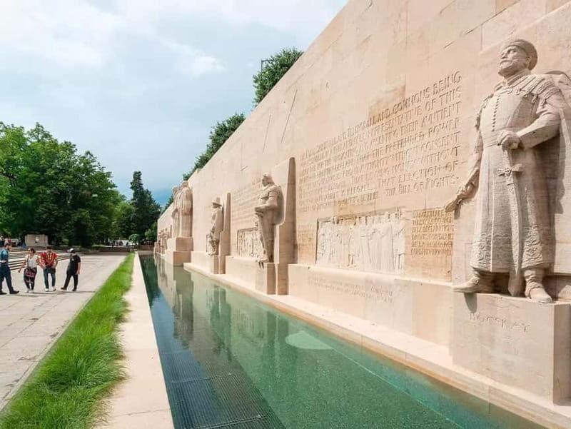 Guided tour of Geneva: Discovering the city's hidden gems - A Detailed Look at the Tour Experience