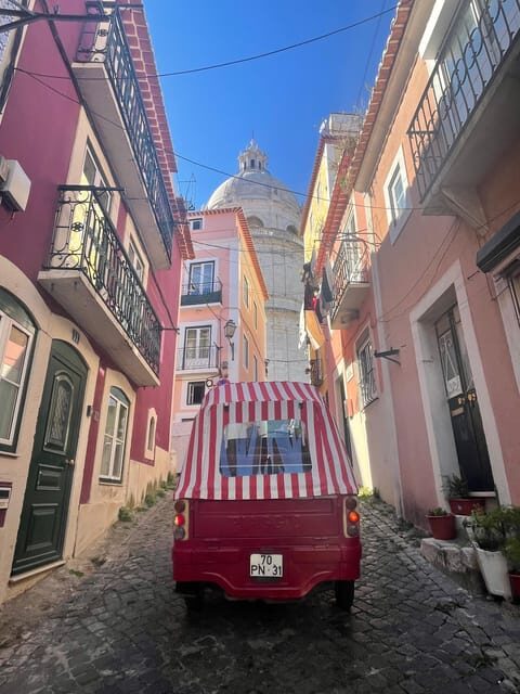 Guided tuk tuk tour in Lisbon's old neighborhoods - An Informative Look at the Experience